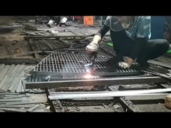 303 Saluran jalanan Galvanized Safety Grating Non slip Perforated Stair Treads Metal Grate