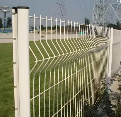 1.8M Pvc Dilapisi V Bending Wire Mesh Pagar Taman Pagar 3D Outdoor Dengan Peach Shape Post